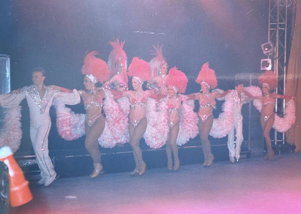 0059-- Kick line at the ready.